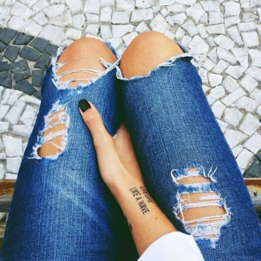 Jeans Strappati: il fenomeno del momento